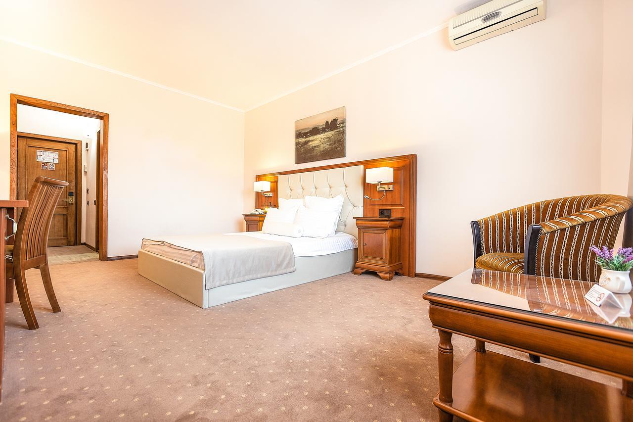 Athos R.m.t. Hotel